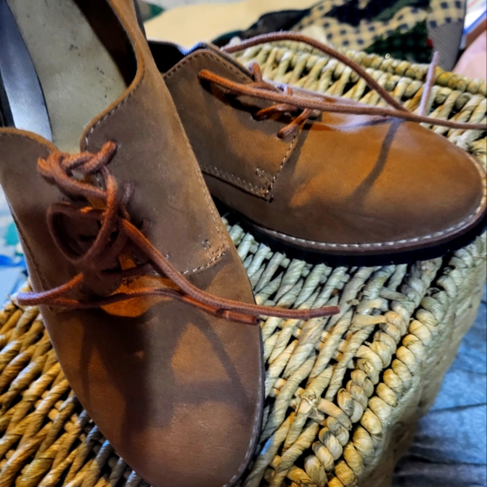 Tan color women's Oxford Size 8
